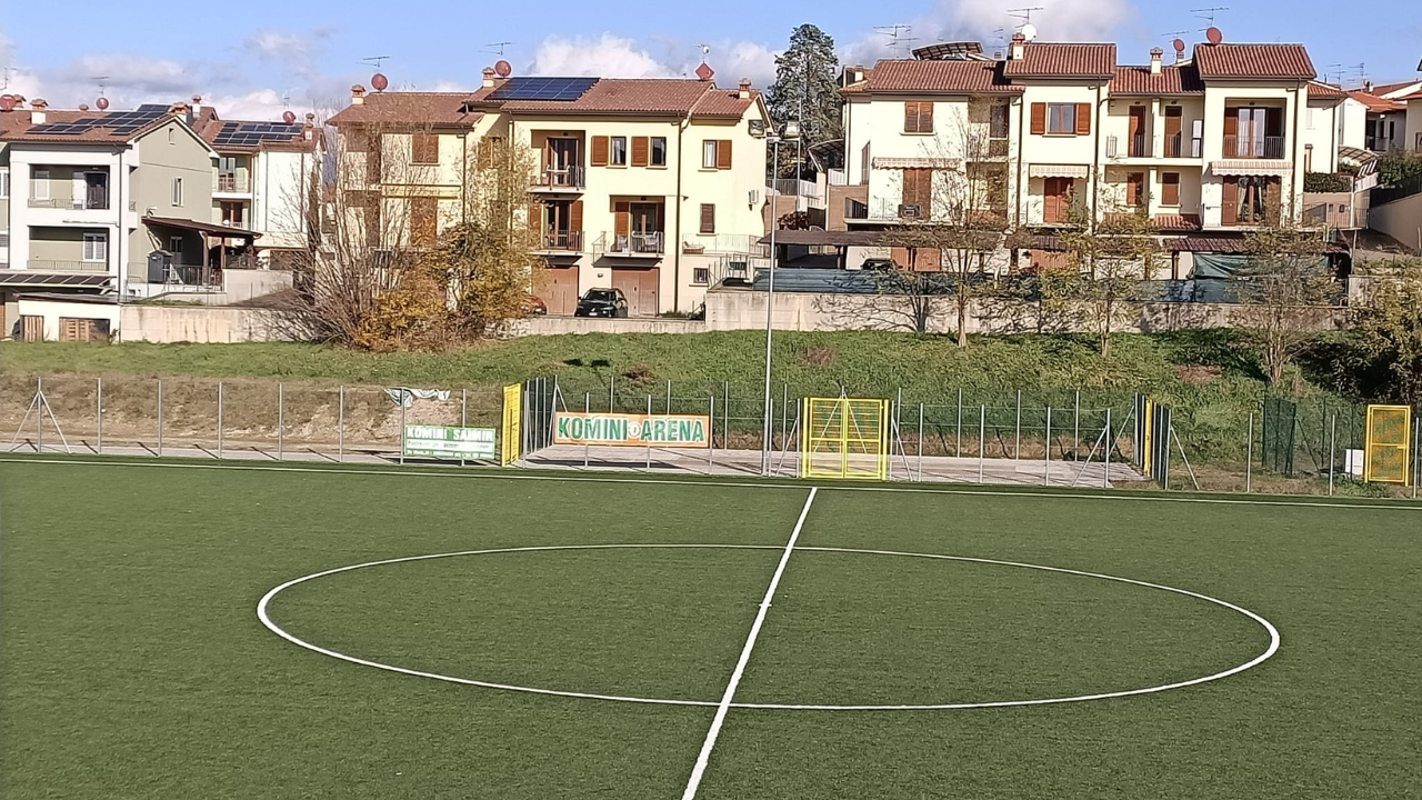 Calcio, il memorial giovanile finisce malissimo: «Arbitro preso a sassate da una mamma»