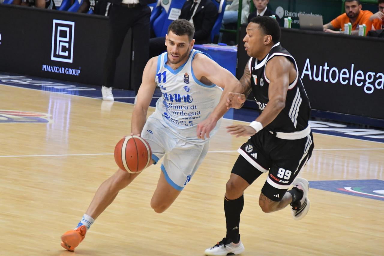 Match salvezza con la capolista Virtus Bologna, la Dinamo ci crede e chiude in vantaggio il primo tempo