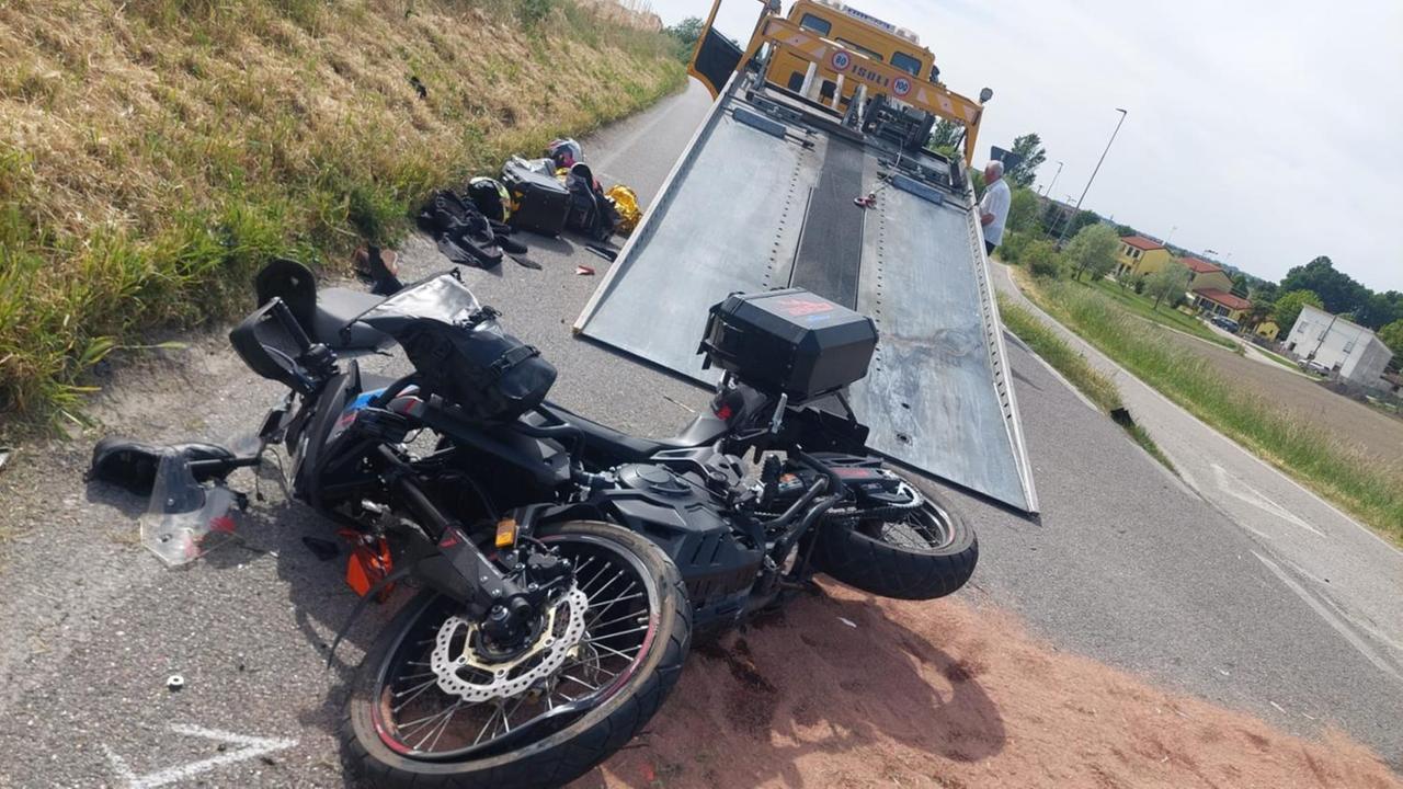 Dramma sulla strada per Ferrara: scontro tra moto, morto un 60enne