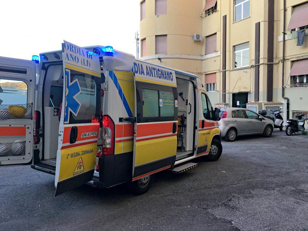 Un'ambulanza della Misericordia di Antignano (foto d'archivio)