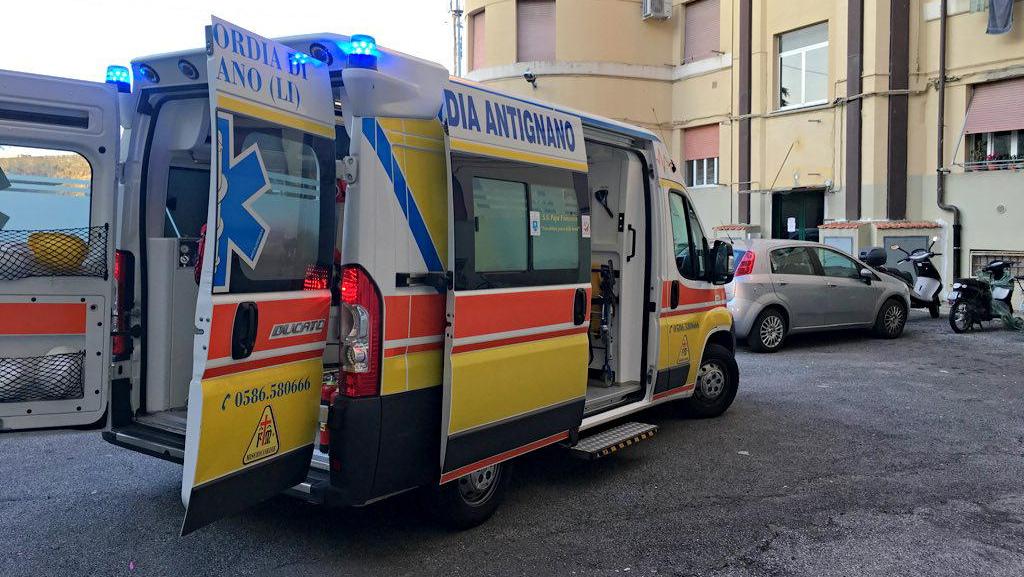Un'ambulanza della Misericordia di Antignano (foto d'archivio)