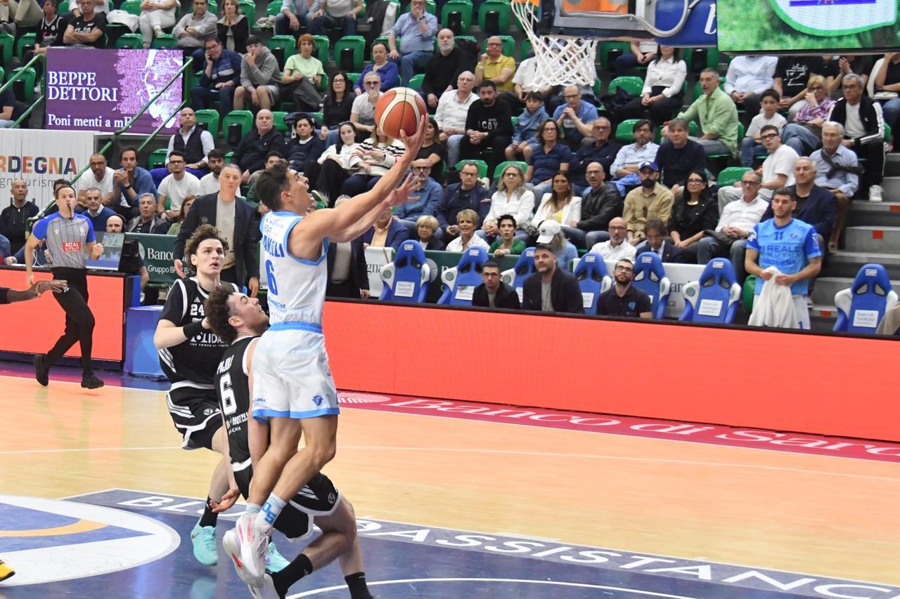Dinamo Sassari, finisce un’era: dopo 16 anni la squadra retrocede in A2