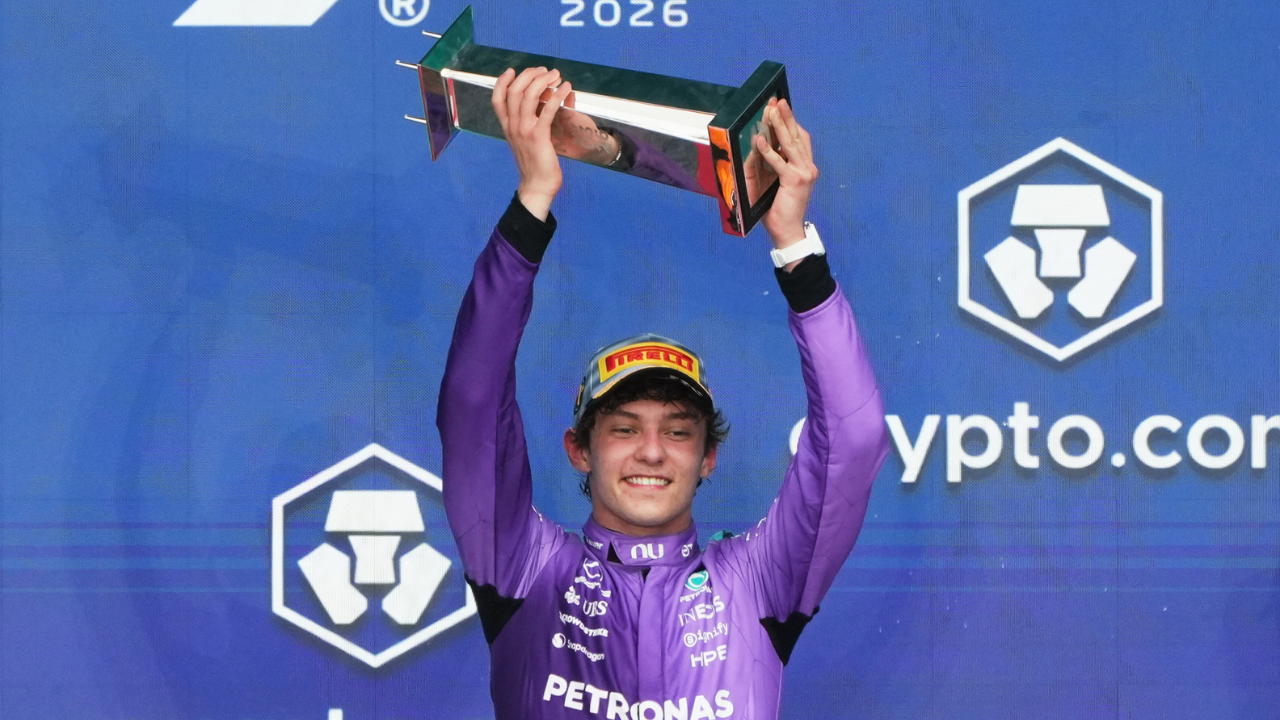 Kimi Antonelli sul gradino più alto del podio a Miami