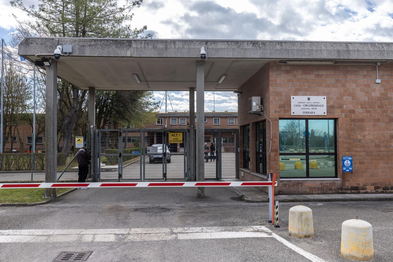 Ferrara, detenuto muore in ambulanza: la Procura dispone l’autopsia