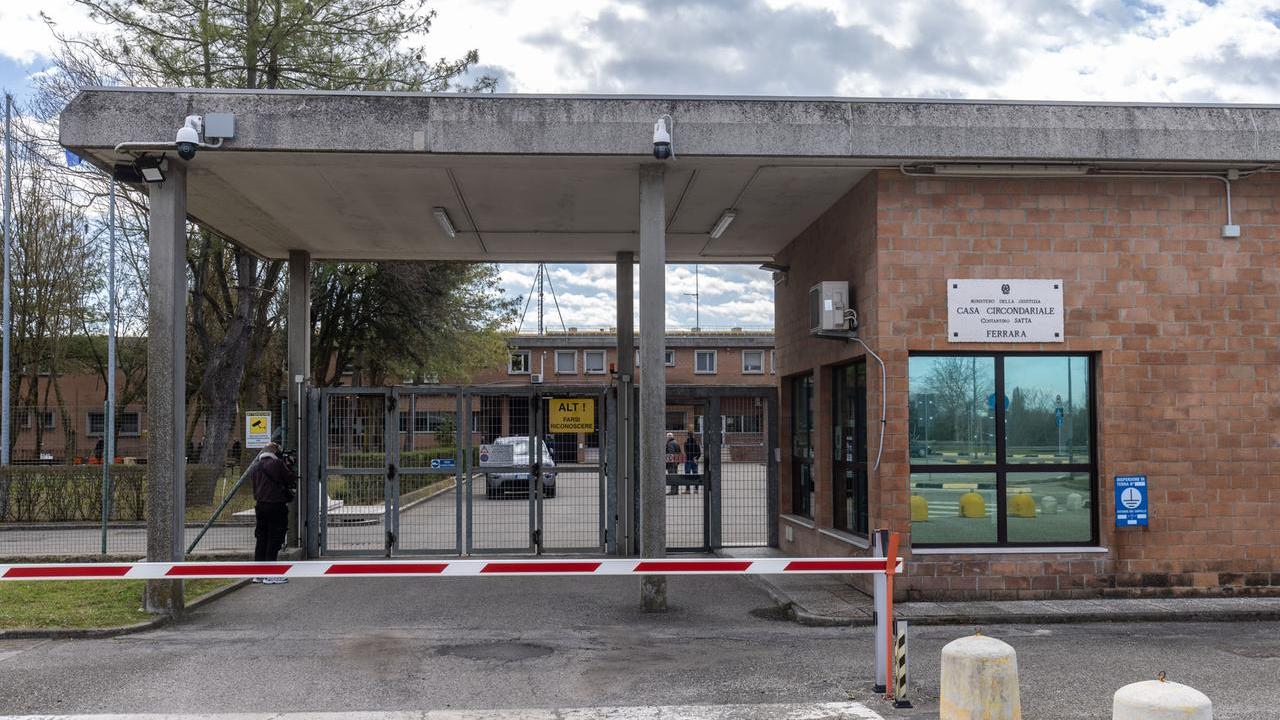 Ferrara, detenuto muore in ambulanza: la Procura dispone l’autopsia