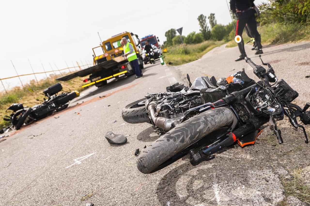 Dramma sulla strada per Ferrara. Incidente in moto mentre vanno a vedere la partita del figlio: muore il papà