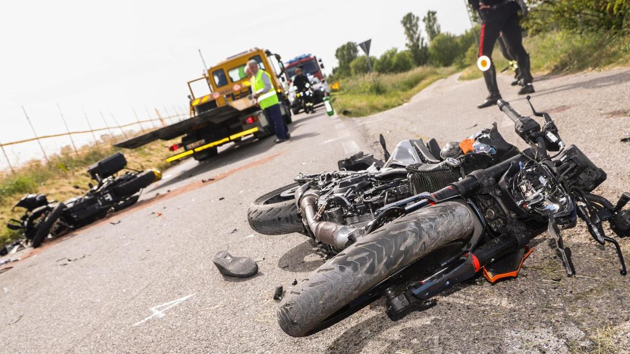 Dramma sulla strada per Ferrara. Incidente in moto mentre vanno a vedere la partita del figlio: muore il papà