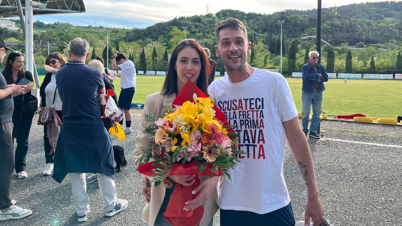 Terricciola, “Martina, mi vuoi sposare”: la proposta-show di Iacopo dopo la vittoria del campionato