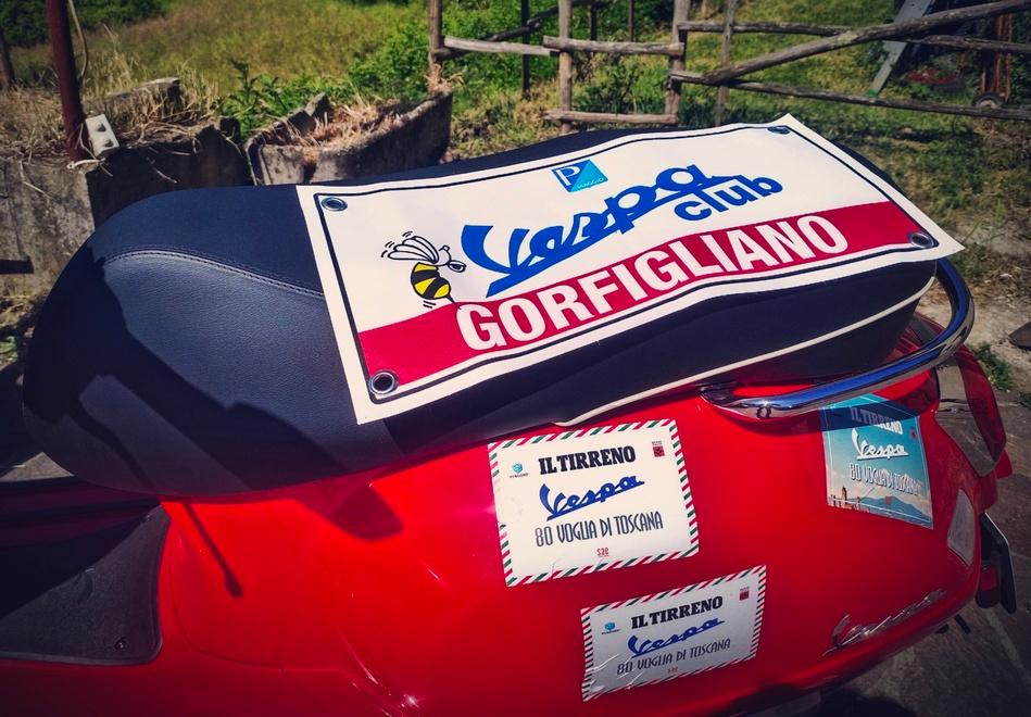 Vespa compie 80 anni: Il Tirreno a Minucciano tra il lago, la pieve e un eremo che non ti aspetti
