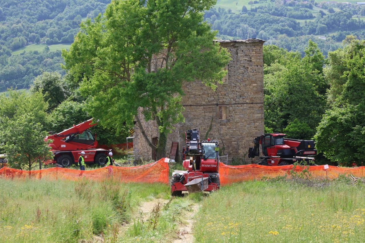 
	I mezzi in azione alla torre di Vitriola (Foto Luigi Esposito)

