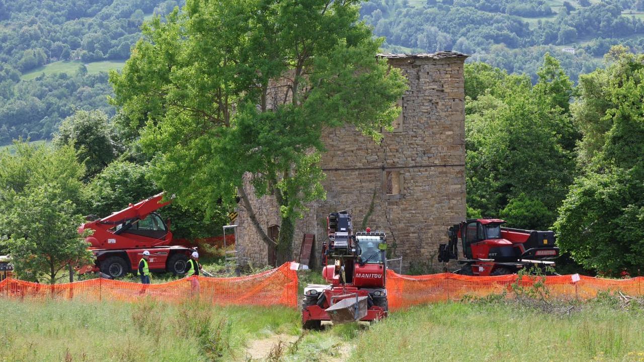 I mezzi in azione alla torre di Vitriola (Foto Luigi Esposito)