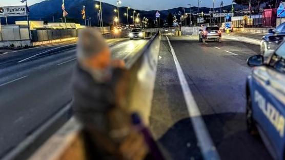 L'intervento della volante sul viale Chang Zhou