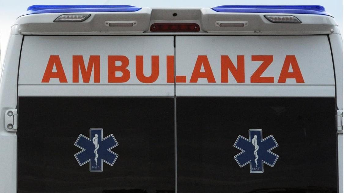 Dopo lo schianto contro un palo l’auto prende fuoco: 19enne muore carbonizzato