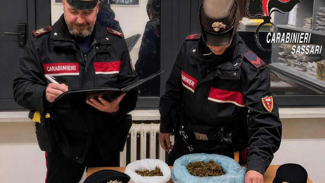 Spaccio in centro a Porto Torres: arrestato con droga, coltelli e contanti