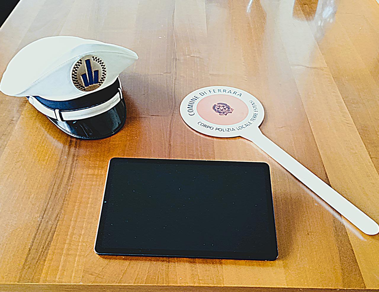 Ferrara, fermato mentre fuma uno spinello: si scopre che aveva un tablet rubato