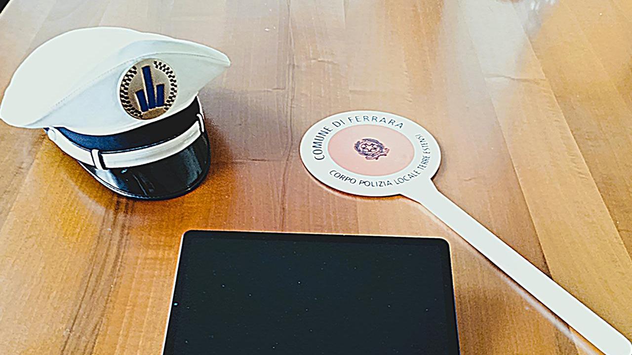 Ferrara, fermato mentre fuma uno spinello: si scopre che aveva un tablet rubato