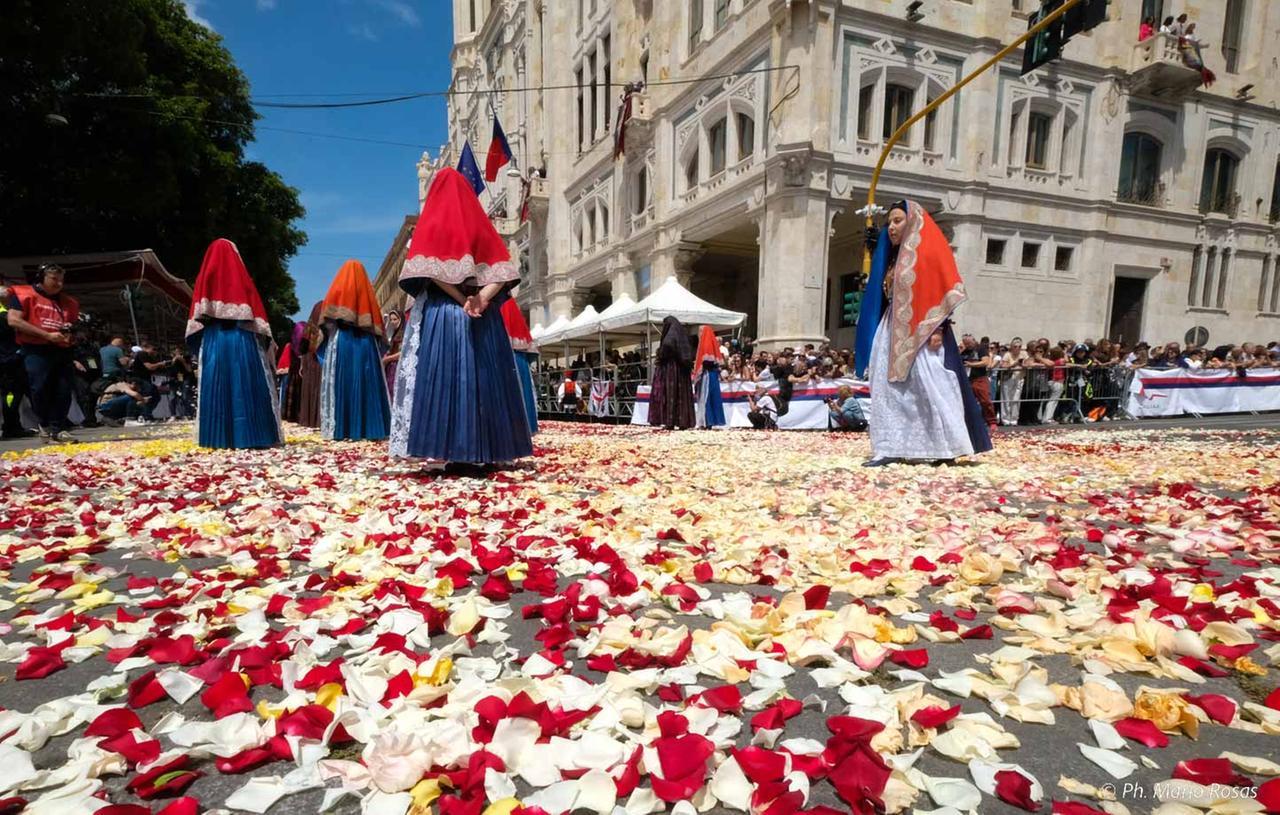 Bambina di colore sfila con l’abito tradizionale sardo alla processione di Sant’Efisio e viene insultata