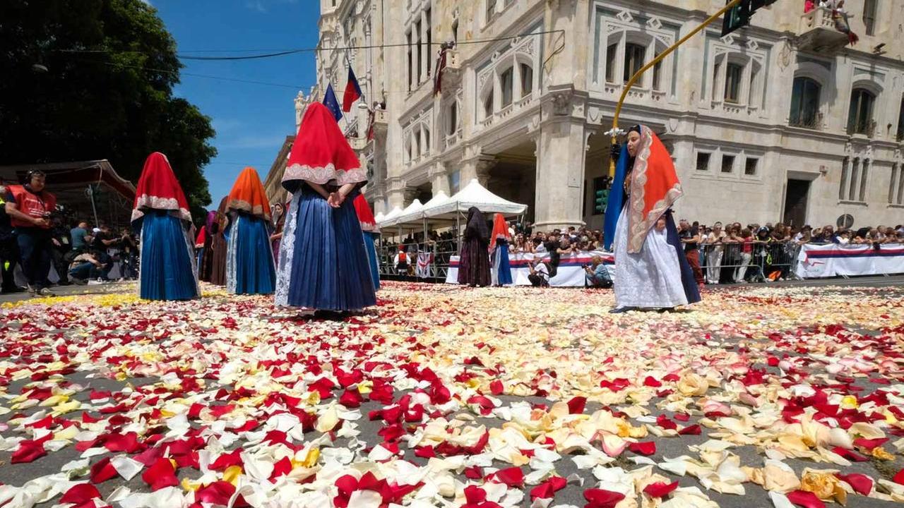 Bambina con la pelle nera sfila con l’abito tradizionale sardo alla processione di Sant’Efisio e viene insultata