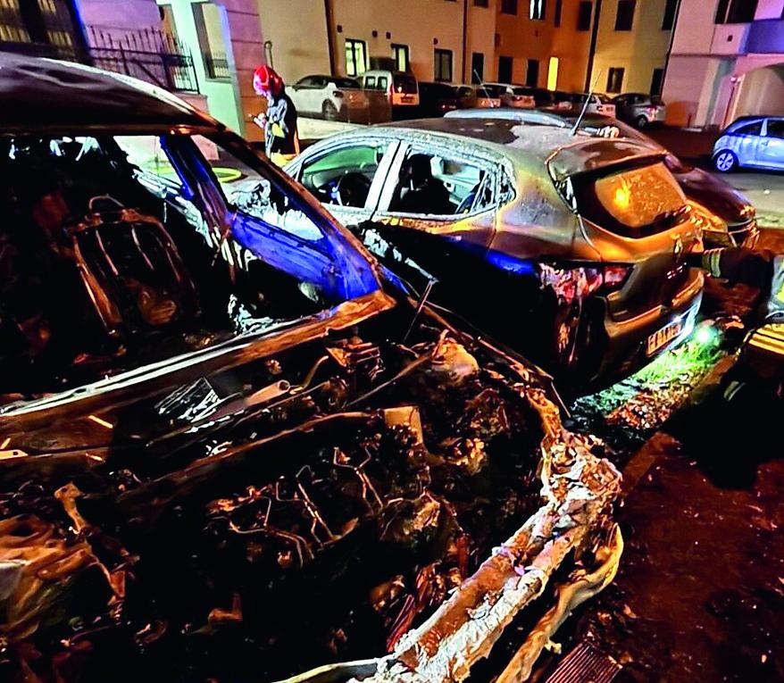 Cadelbosco Sopra, l’ombra dei roghi dolosi: «Sei incendi in un anno, la situazione è insostenibile»