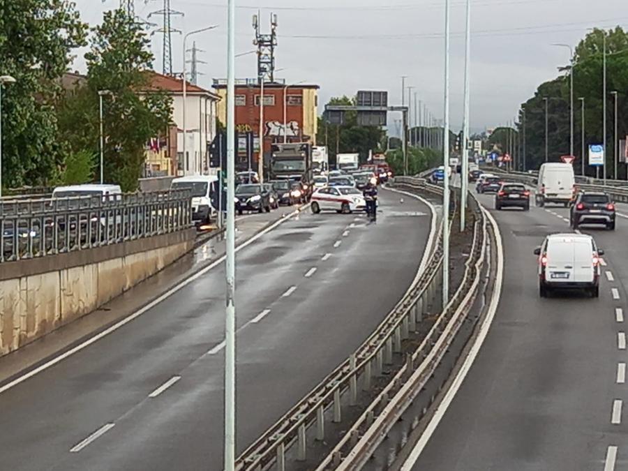 Prato, torna la pioggia e puntualmente si allaga il sottopasso di Pratilia