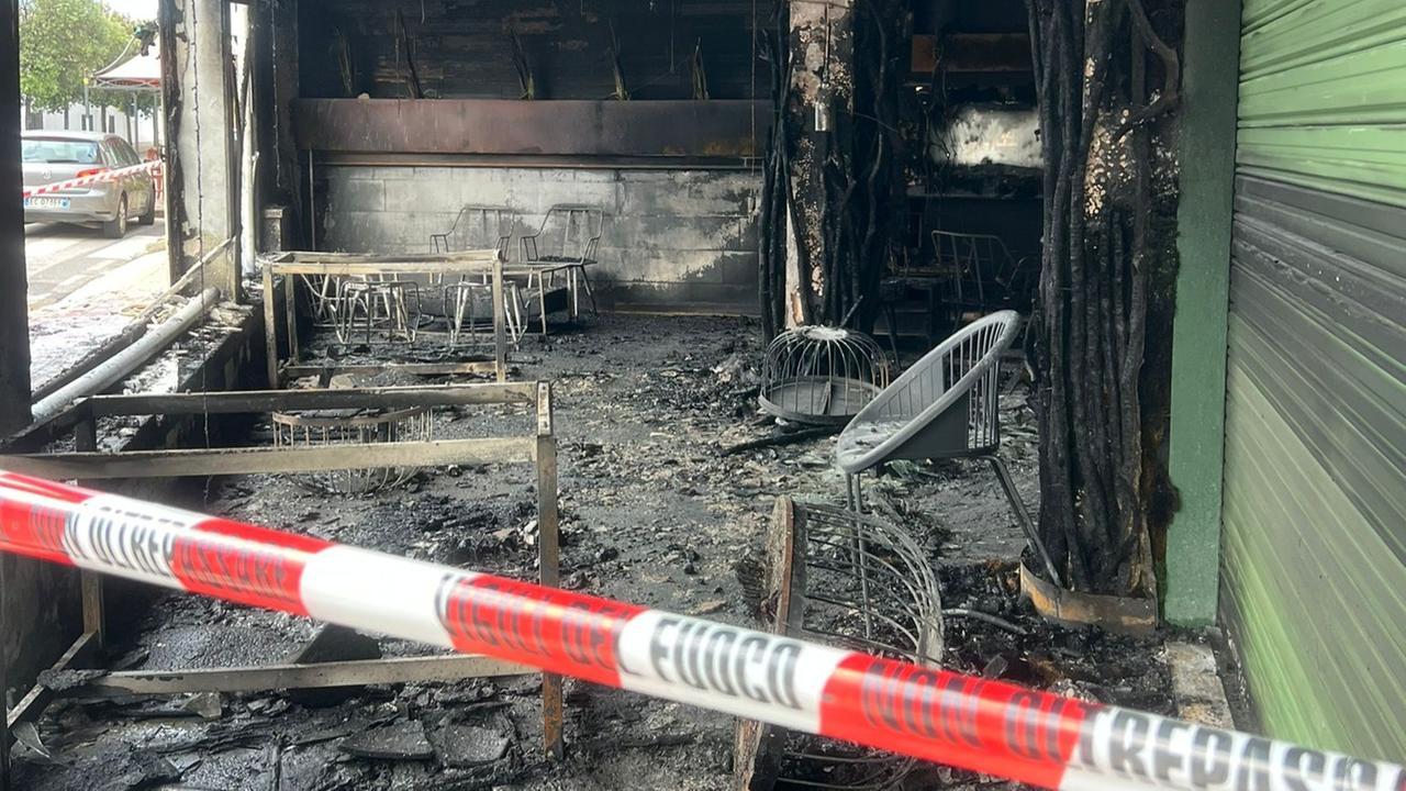 Attentato incendiario nella notte: distrutto il bar Malibù