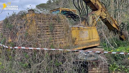 Elba, discarica abusiva di 40 tonnellate di rifiuti scoperta dalla guardia di finanza