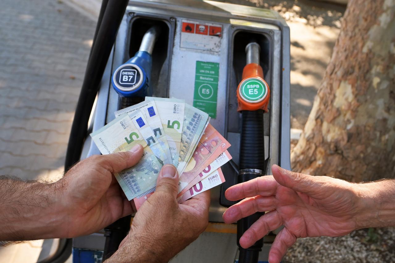 Con il rialzo delle accise impennata del costo carburante anche in Sardegna: la classifica dei rincari regione per regione