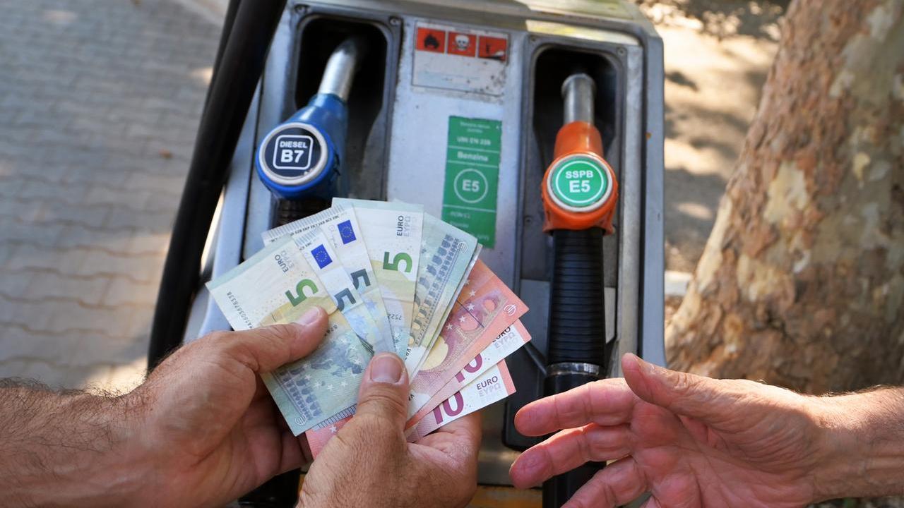 Con il rialzo delle accise impennata del costo carburante anche in Sardegna: la classifica dei rincari regione per regione