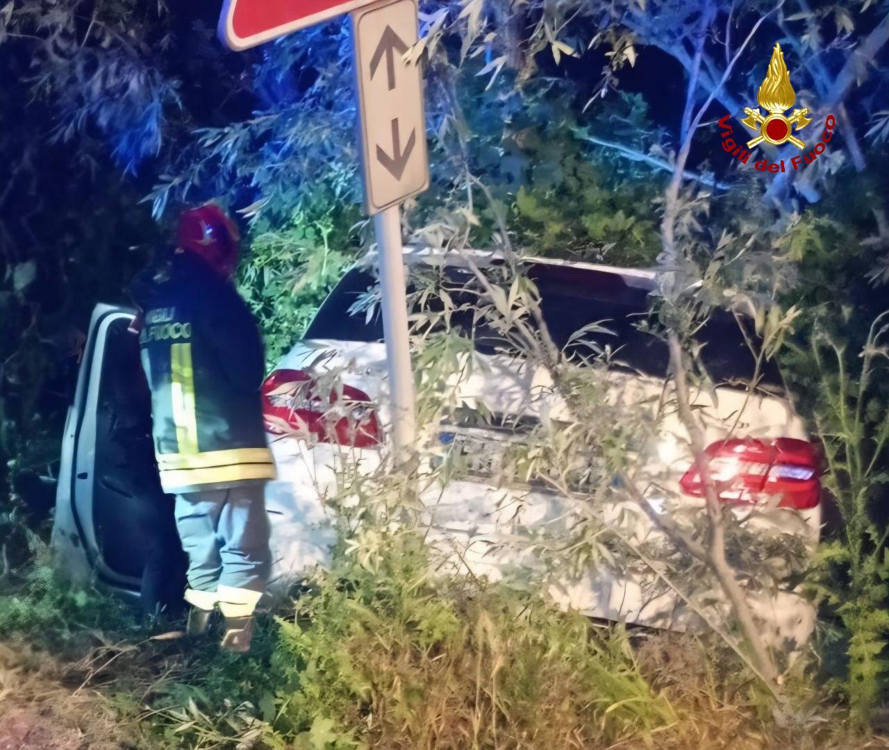 Incidente a Codisotto: auto fuori strada e contro un albero, grave un 50enne