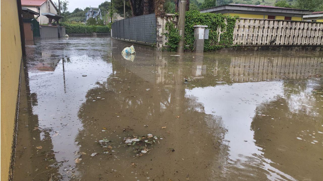 Maltempo in Toscana, la sindaca di Carrara: «Evitate gli spostamenti: in arrivo altri temporali forti»