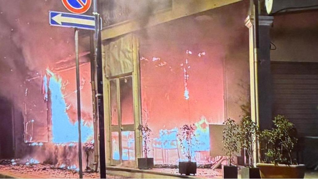 Bar Malibù distrutto dalle fiamme, le telecamere hanno ripreso l’autore dell’attentato – Cosa sappiamo