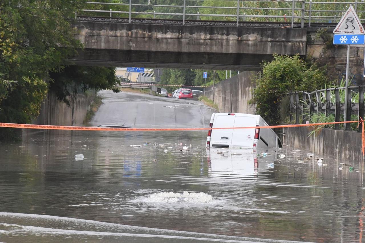 Maltempo in Toscana, Massa: chiama i soccorsi ma l’ambulanza rimane bloccata nel temporale – Gli aggiornamenti