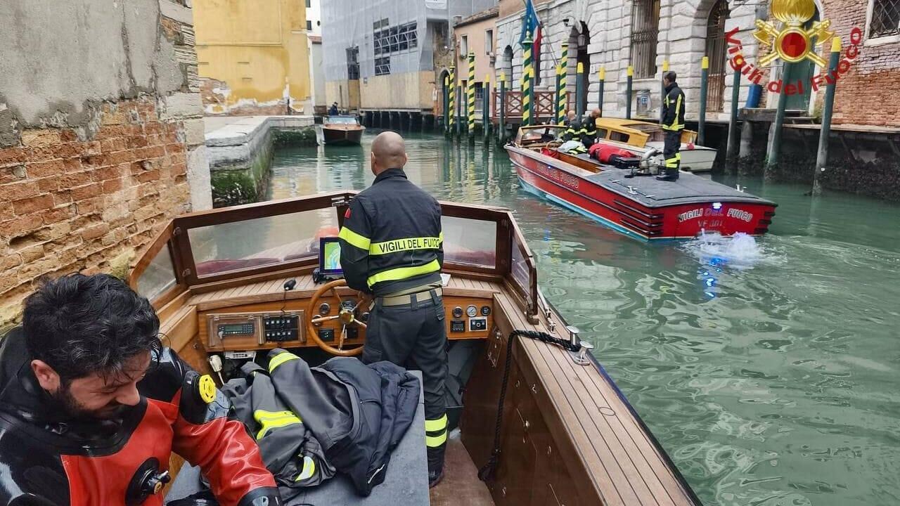 Tre giovani finiscono in laguna, muore ventenne: corpo recuperato dai sommozzatori