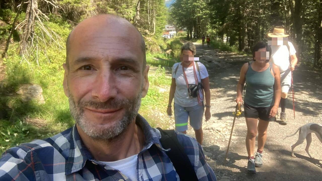 Fabio Razzi durante una passeggiata in montagna: uno dei suoi ultimi momenti felici