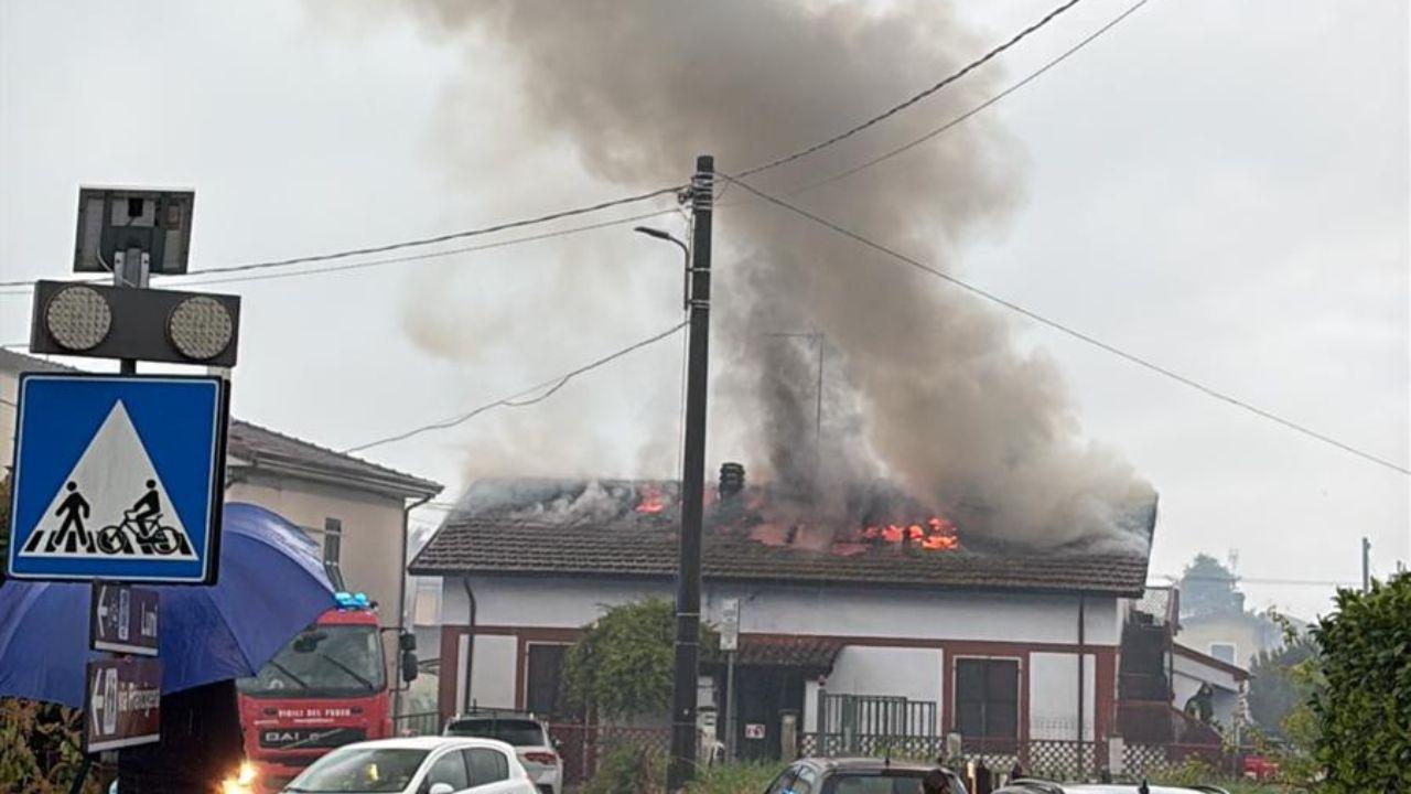 Il tetto in fiamme e i vigili del fuoco sul posto