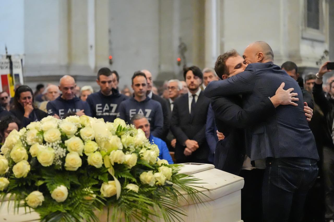 Gli applausi, la commozione, le lacrime: in duemila salutano il campione Alex Zanardi