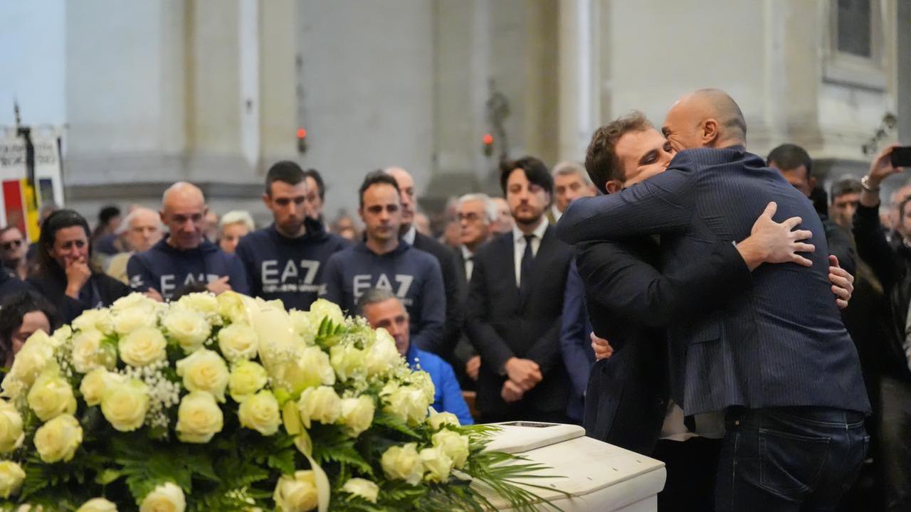 Gli applausi, la commozione, le lacrime: in duemila salutano il campione Alex Zanardi