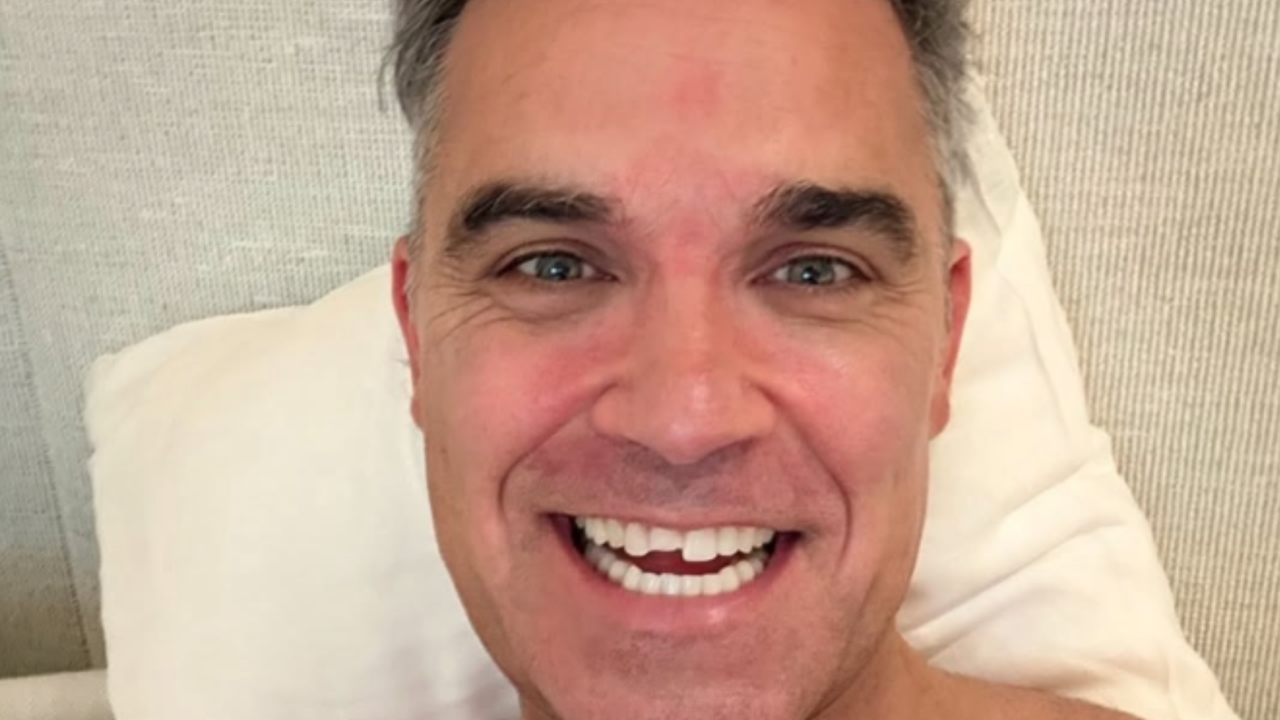 Robbie Williams si lava i denti e perde mezzo dente: «Sembravo Scemo e più scemo»