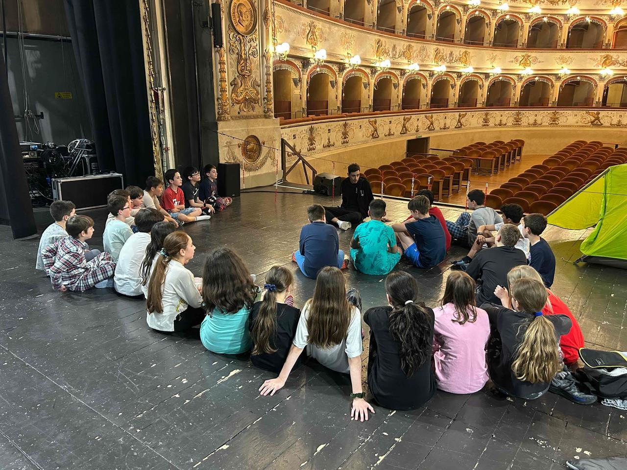 Ferrara, i bambini di notte al Comunale: torce e sacchi sul palcoscenico