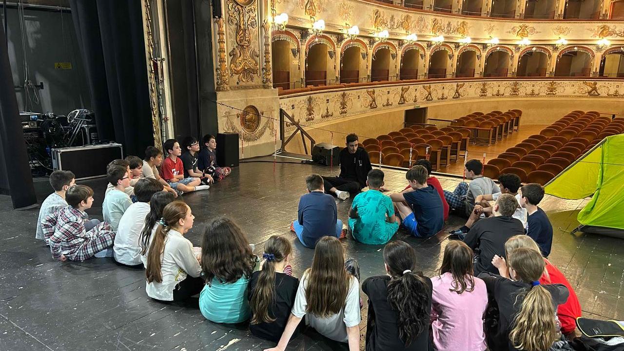Ferrara, i bambini di notte al Comunale: torce e sacchi sul palcoscenico