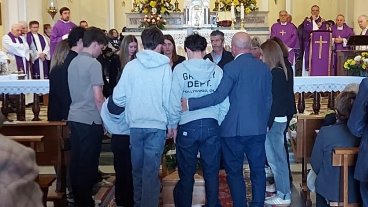 
	Nipoti e pronipoti di don Romeo abbracciati intorno alla bara

