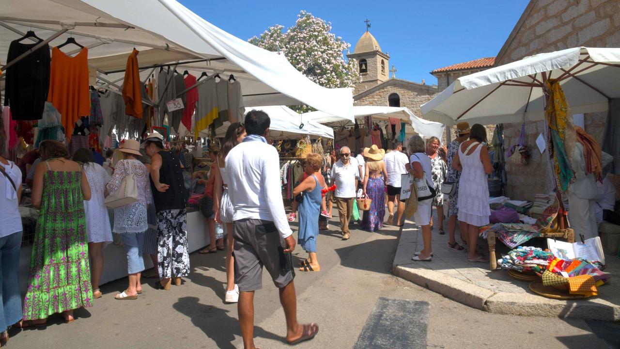 San Pantaleo, il mercatino estivo riparte tra stile e tradizione