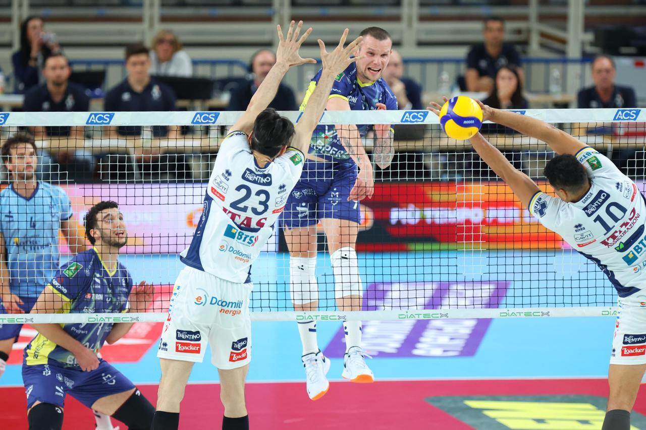 
	Vlad Davyskiba sfonda il muro di Trento in gara 1 (Foto: Modena Volley)

