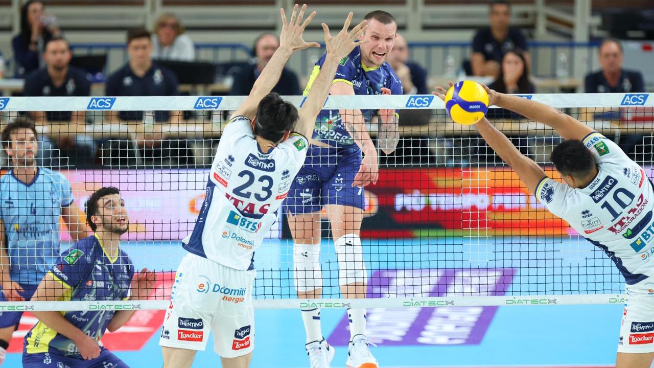 Vlad Davyskiba sfonda il muro di Trento in gara 1 (Foto: Modena Volley)