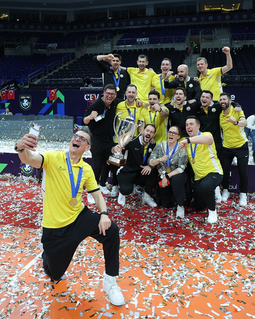 
	Guidetti festeggia con la squadra (Foto: Facebook ufficiale VakıfBank Spor Kul&uuml;b&uuml;)

