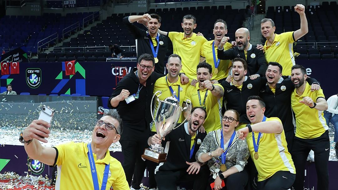 Guidetti festeggia con la squadra (Foto: Facebook ufficiale VakıfBank Spor Kulübü)