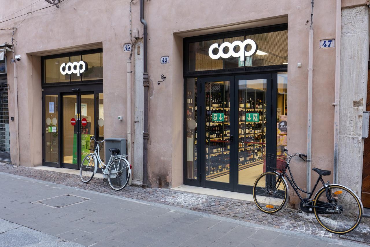 Sorpresa a rubare alla Coop di via Mazzini a Ferrara, schiaffeggia il direttore del supermercato