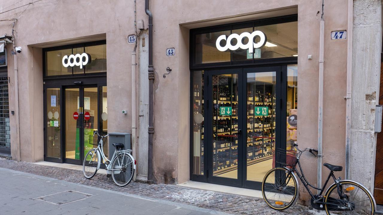 Sorpresa a rubare alla Coop di via Mazzini a Ferrara, schiaffeggia il direttore del supermercato
