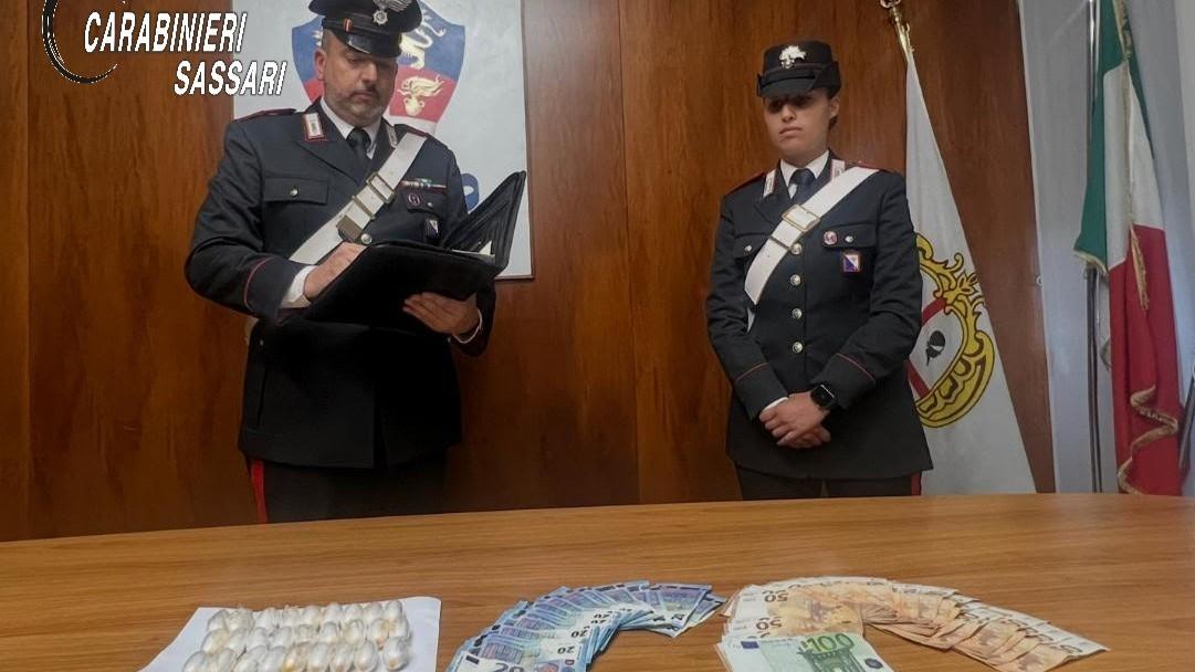 Passeggiava nel centro storico di Sassari con mezzo chilo di cocaina nel trolley, arrestato
