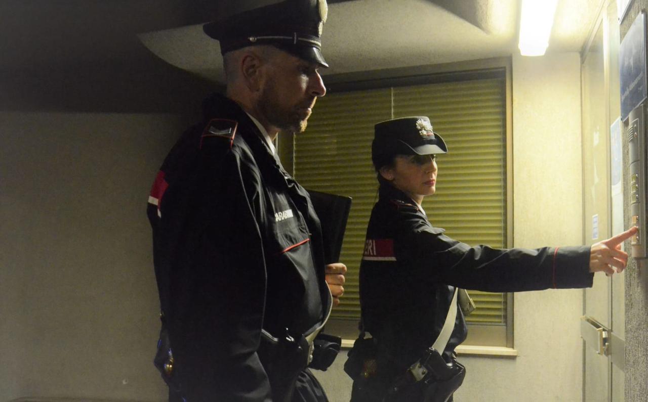 Viola i domiciliari e torna a casa dai genitori: arrestato